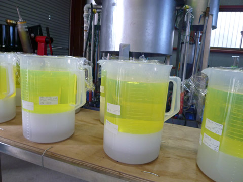 水層と油層に分離